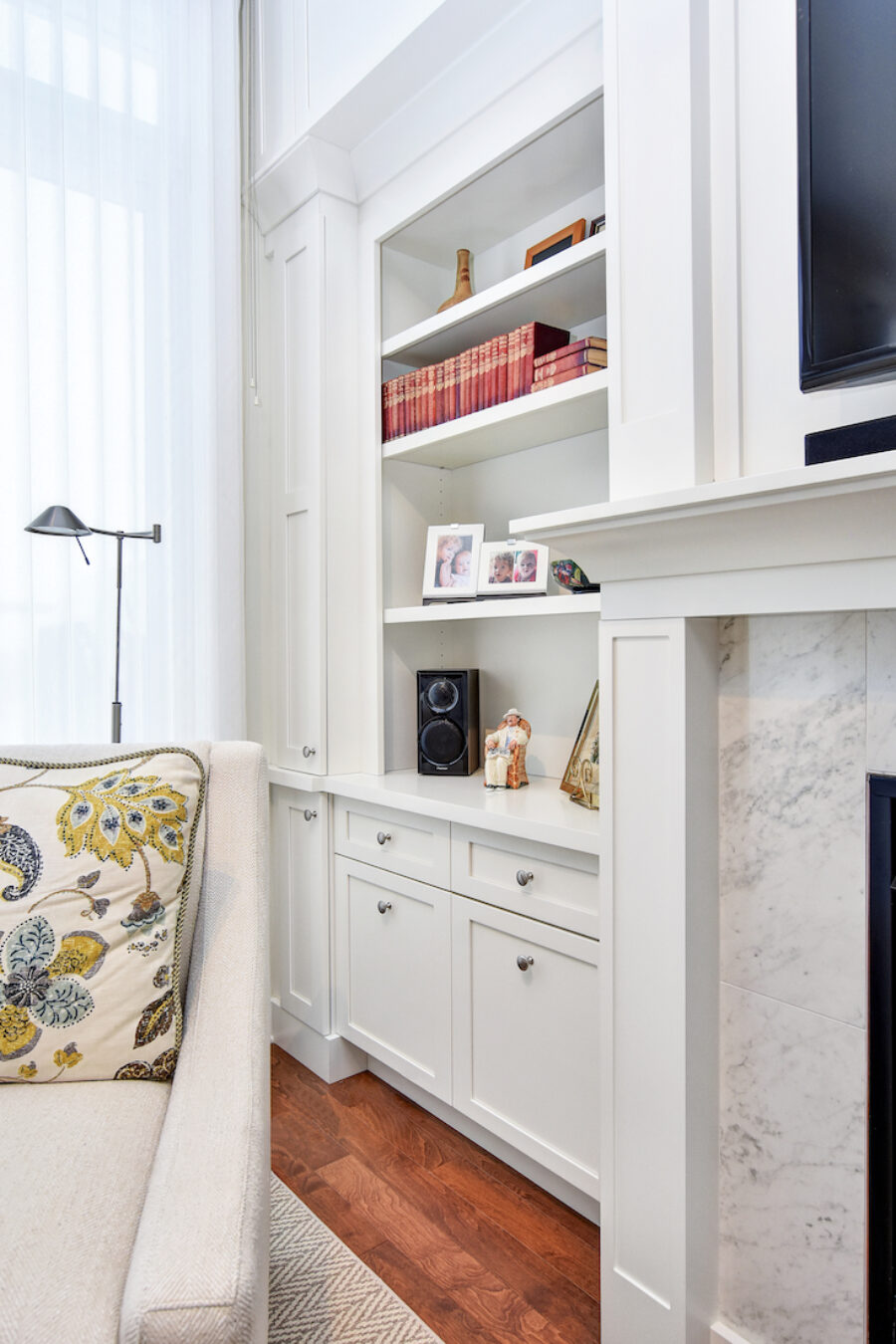 built-in-bookshelf-living-room-design
