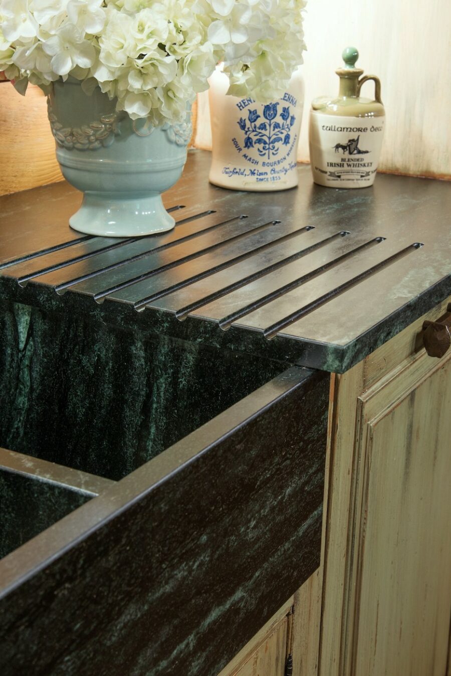 kitchen-countertop-detail-drainage-grooves