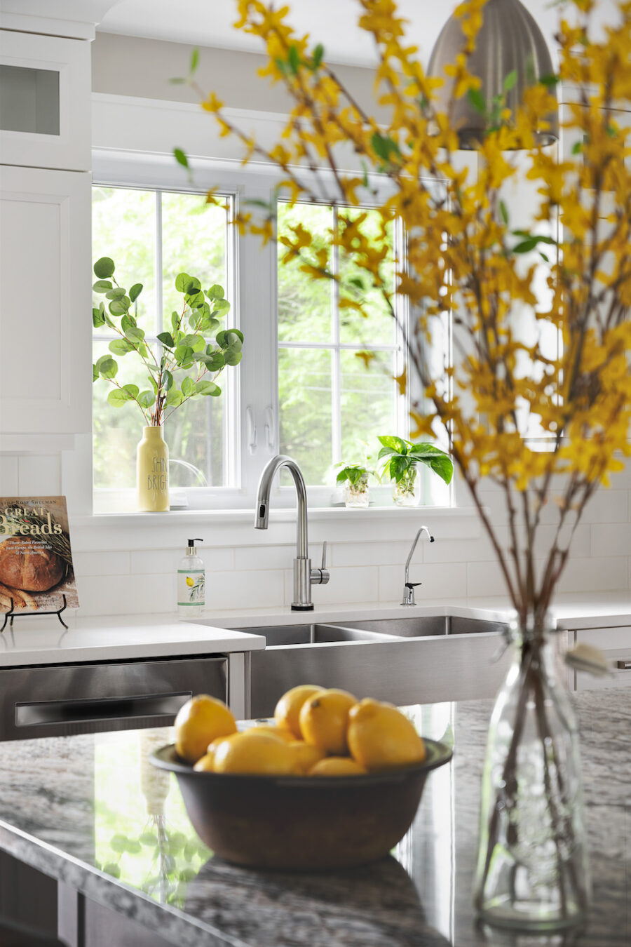 kitchen-design-yellow-flowers-bowl-of-lemons