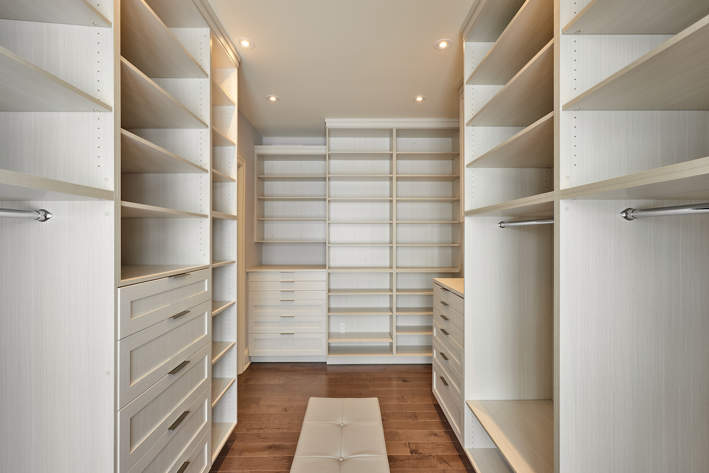 primary-bedroom-walk-in-closet-design