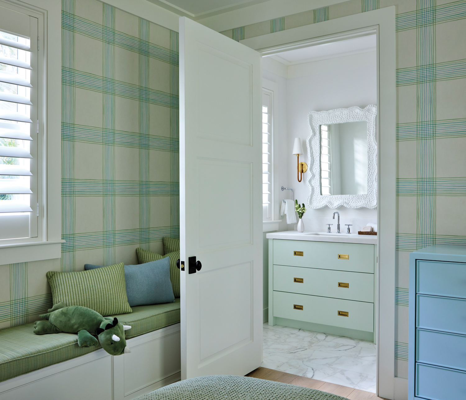 Palm Beach guest bed & bath, plaid wallpaper, cool green and white bathroom. Sheridan Interiors, interior designer cornwall, interior designer ottawa, kitchen designer cornwall, kitchen designer ottawa